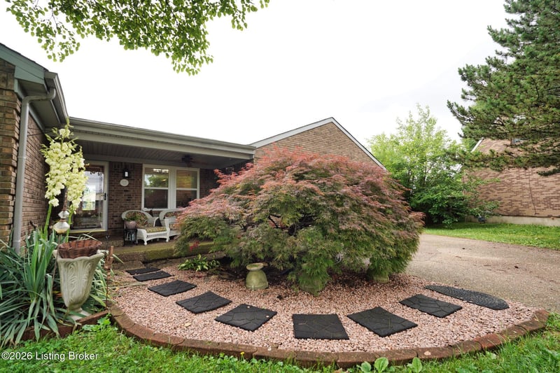 4714 Ridgeway Ct, Louisville, KY 40229