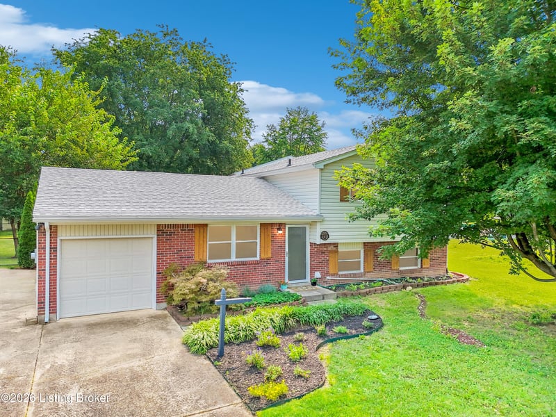 4811 Lunenburg Dr, Louisville, KY 40245