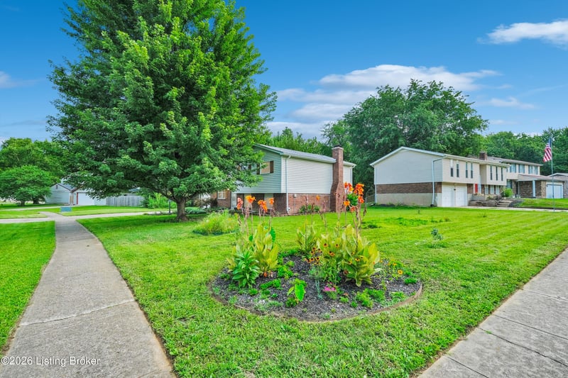 4811 Lunenburg Dr, Louisville, KY 40245