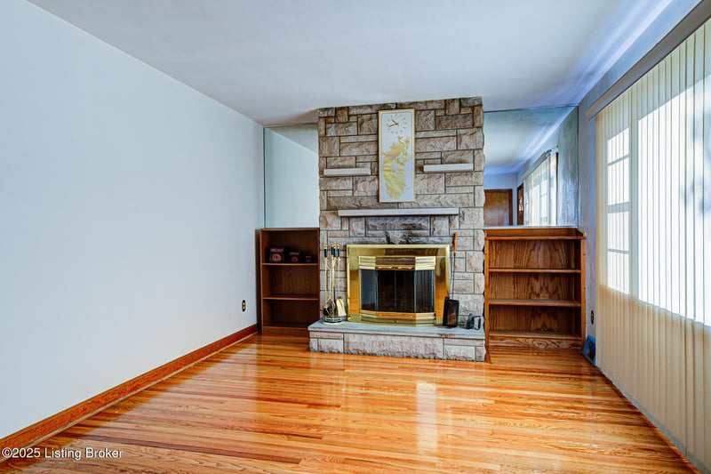 4822 Dover Rd, Louisville, KY 40216