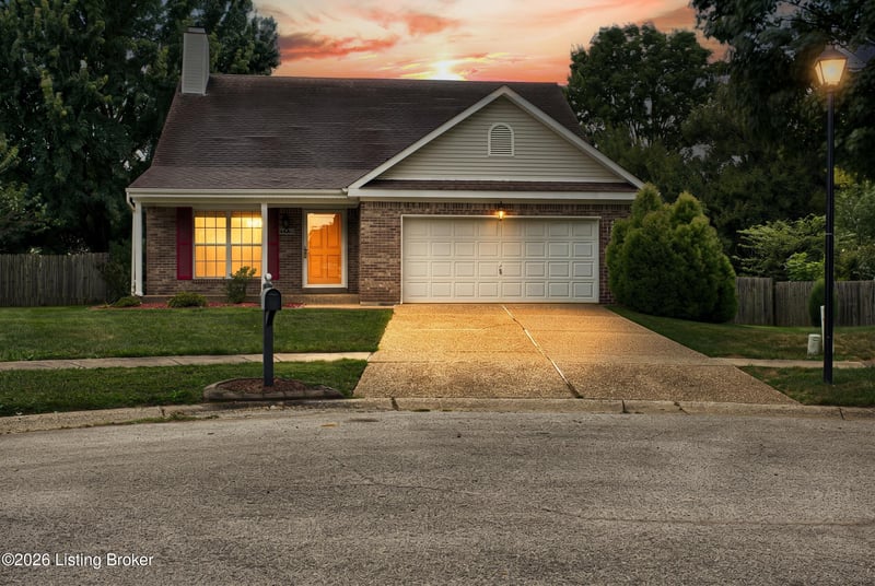 4823 Oak Pointe Dr, Louisville, KY 40245