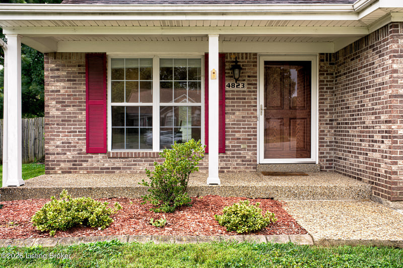 4823 Oak Pointe Dr, Louisville, KY 40245