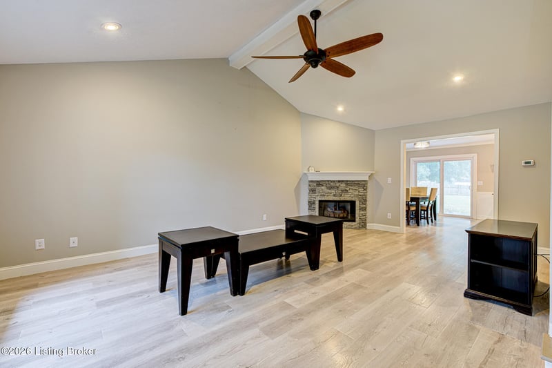 4823 Oak Pointe Dr, Louisville, KY 40245