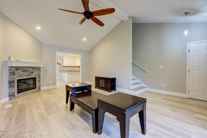 4823 Oak Pointe Dr, Louisville, KY 40245