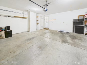 4825 Oak Pointe Dr, Louisville, KY 40245