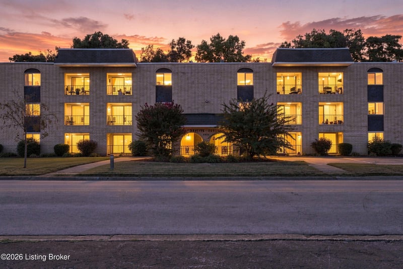 4825 Sherburn Ln #109-B, Louisville, KY 40207