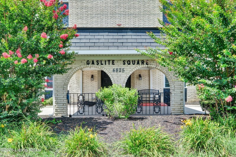 4825 Sherburn Ln #200-B, Louisville, KY 40207