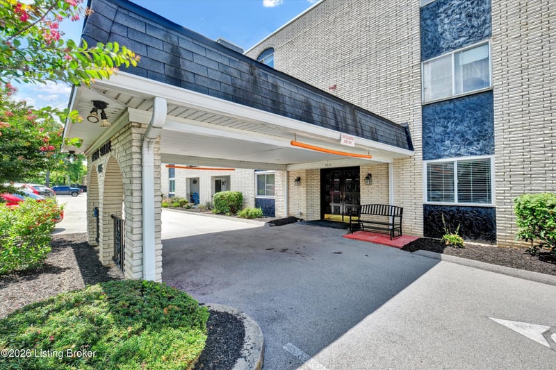 4825 Sherburn Ln #200-B, Louisville, KY 40207