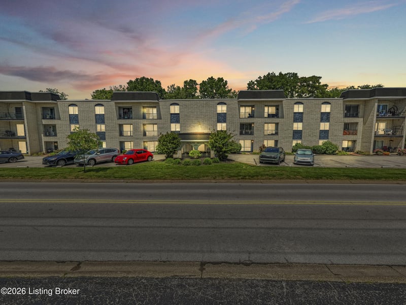 4825 Sherburn Ln #307-B, Louisville, KY 40207
