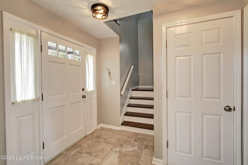 4924 Hunters Point Cir, Louisville, KY 40216