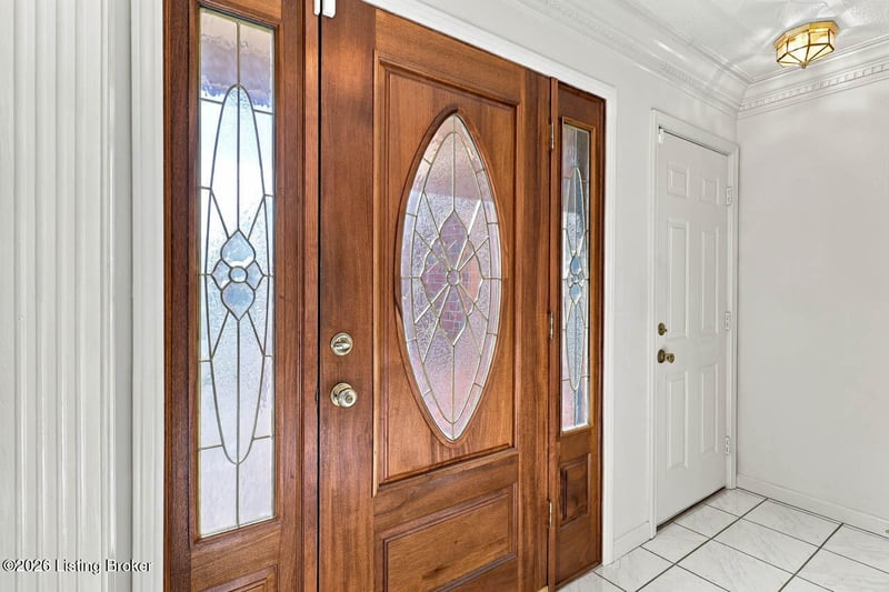 5003 Hunters Point Cir, Louisville, KY 40216
