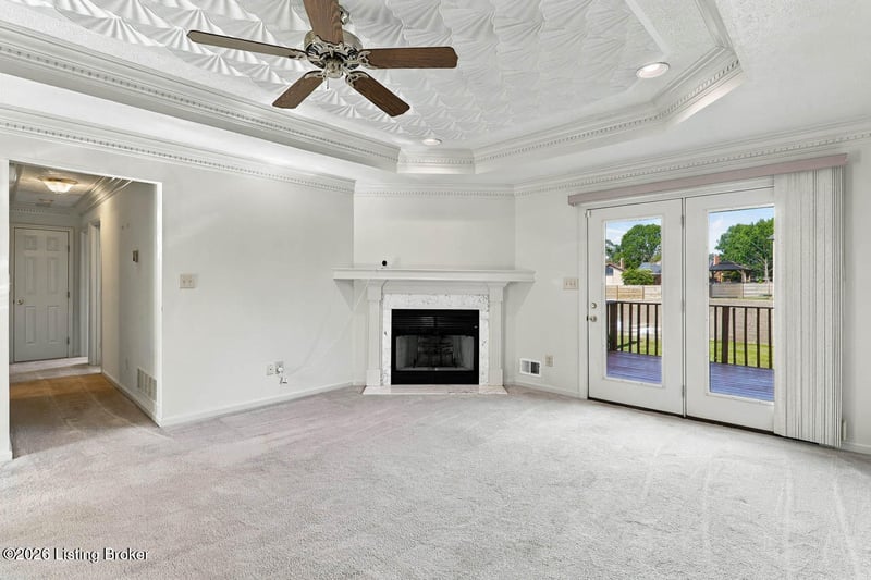 5003 Hunters Point Cir, Louisville, KY 40216