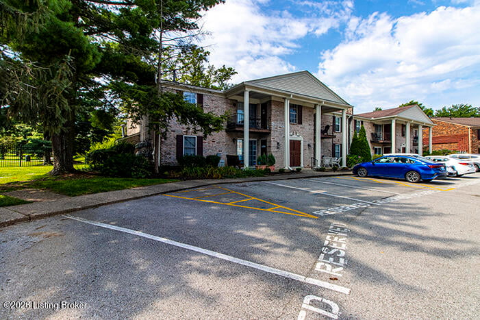 503 Logsdon Ct, Douglass Hills, KY 40243