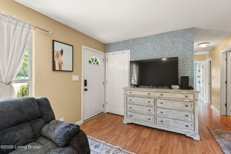 512 Maplecrest Dr, La Grange, KY 40031