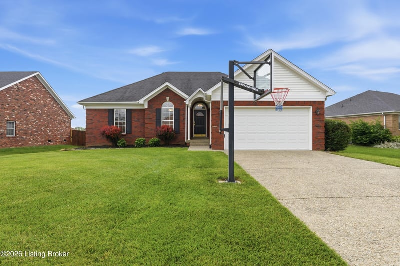 515 Spring House Ln, Louisville, KY 40229