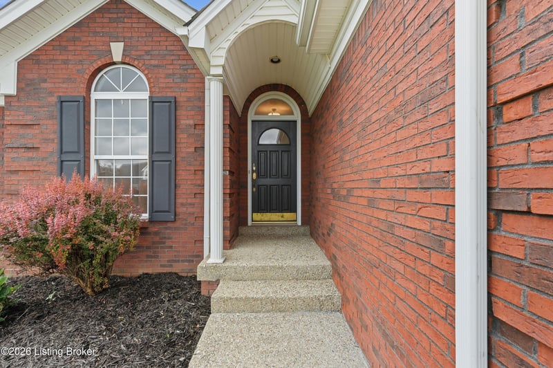515 Spring House Ln, Louisville, KY 40229