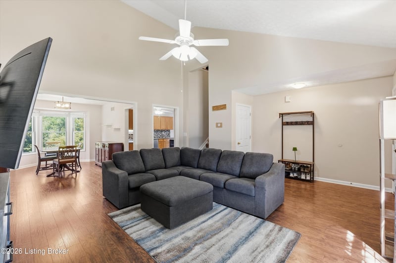 5208 Rainmaker Ct, Louisville, KY 40229