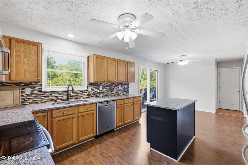 5208 Rainmaker Ct, Louisville, KY 40229
