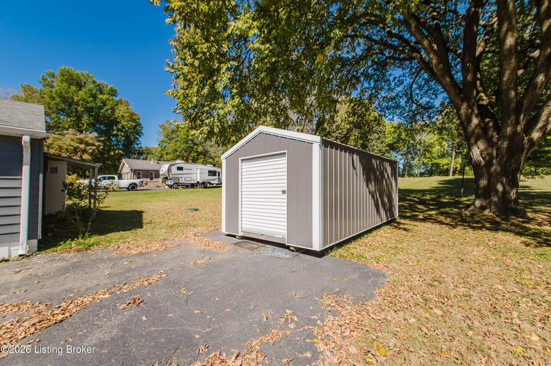 5219 Maple Spring Dr, Louisville, KY 40229