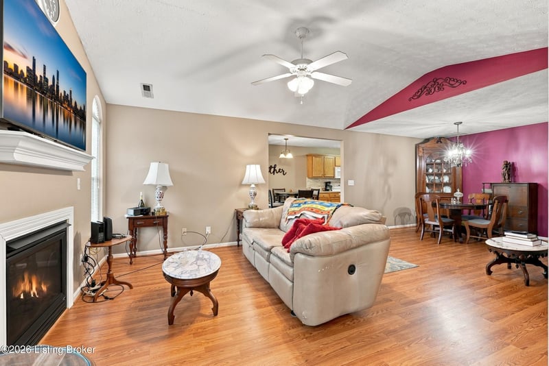 5222 Sand Wood Ln, Louisville, KY 40272