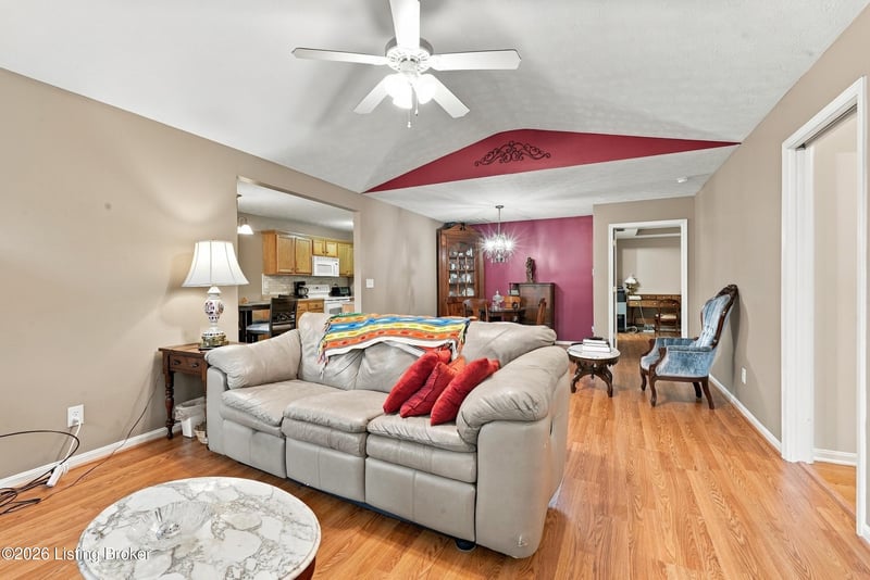 5222 Sand Wood Ln, Louisville, KY 40272