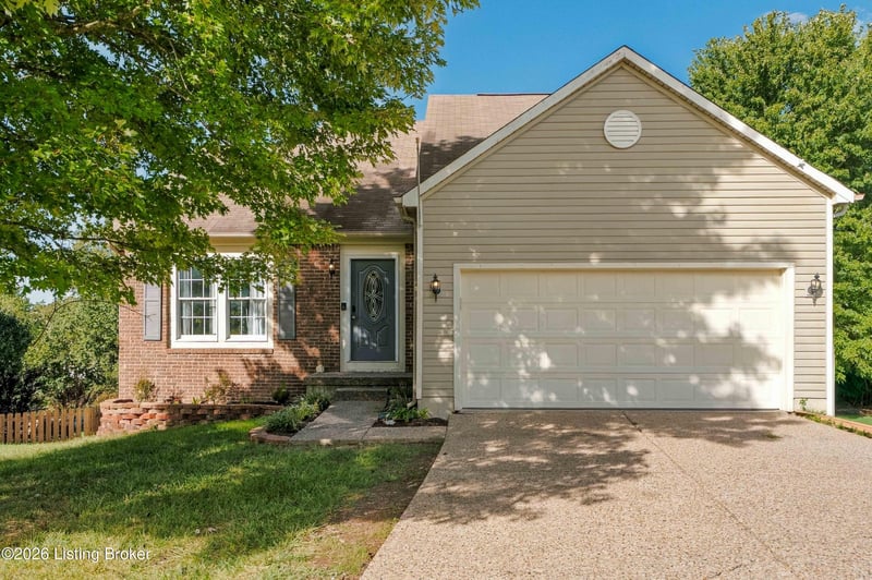 5300 Great Hunter Ct, Louisville, KY 40229