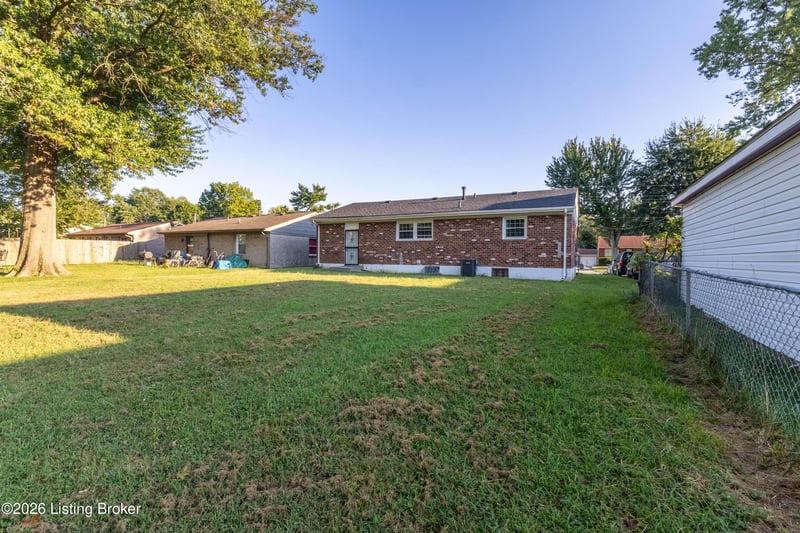 5301 Red Fern Rd, Louisville, KY 40218