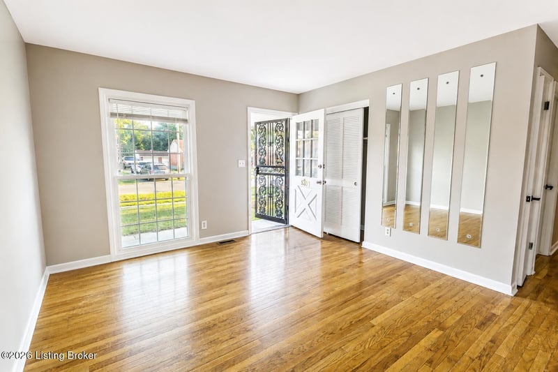 5301 Red Fern Rd, Louisville, KY 40218