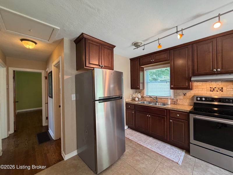 533 Village Dr, Elizabethtown, KY 42701