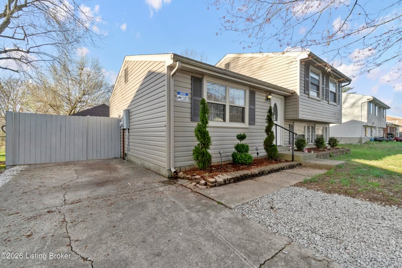 5512 Antle Dr, Louisville, KY 40229