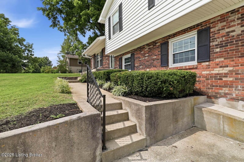555 Ardmore Ln, Shelbyville, KY 40065
