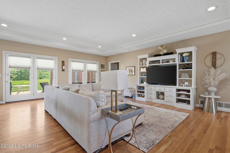 557 Saint Andrews Dr, Vine Grove, KY 40175