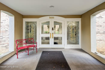 5601 Coach Gate Wynde #APT 4, Louisville, KY 40207