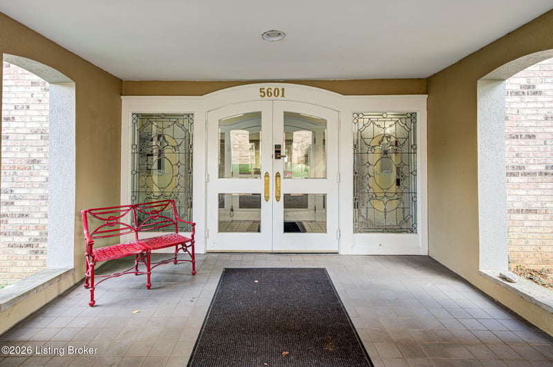 5601 Coach Gate Wynde #APT 4, Louisville, KY 40207