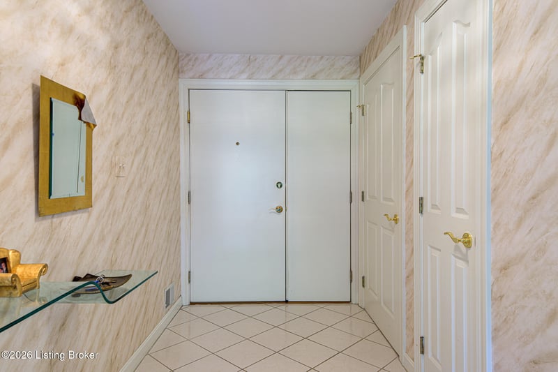 5601 Coach Gate Wynde #APT 4, Louisville, KY 40207