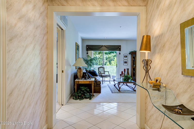 5601 Coach Gate Wynde #APT 4, Louisville, KY 40207