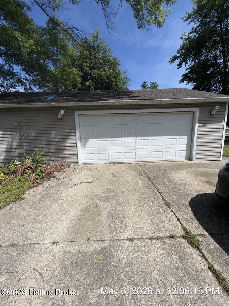 5605 Mockernut Ln, Louisville, KY 40258