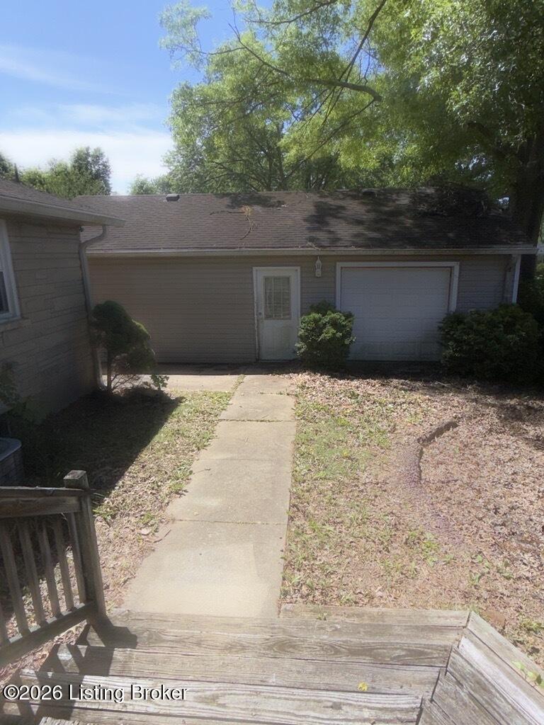 5605 Mockernut Ln, Louisville, KY 40258