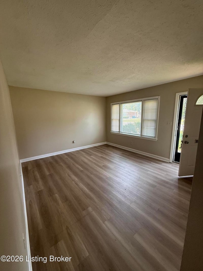 5709 Elmer Ln, Louisville, KY 40214