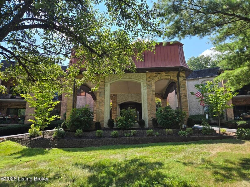 5800 Coach Gate Wynde #APT 273, Louisville, KY 40207