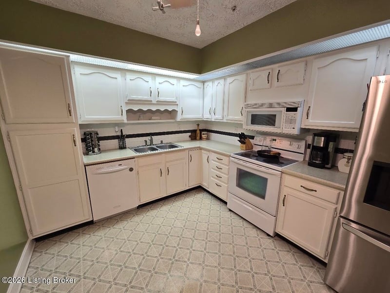 5800 Coach Gate Wynde #APT 295, Louisville, KY 40207
