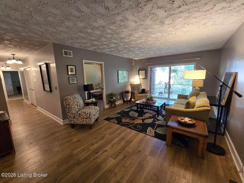 5800 Coach Gate Wynde #APT 295, Louisville, KY 40207