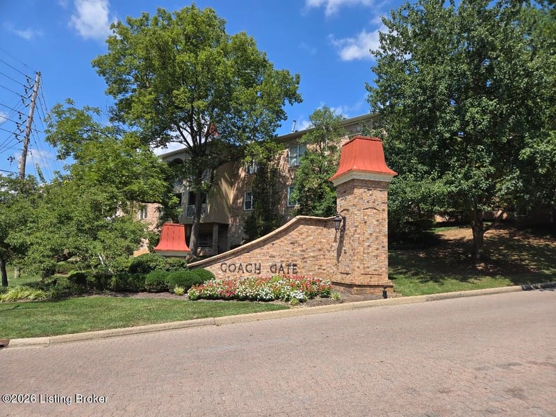 5800 Coach Gate Wynde #APT 295, Louisville, KY 40207