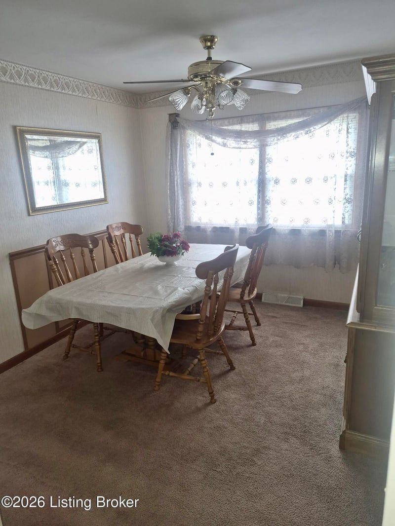 5812 Hornbeam Ln, Louisville, KY 40258