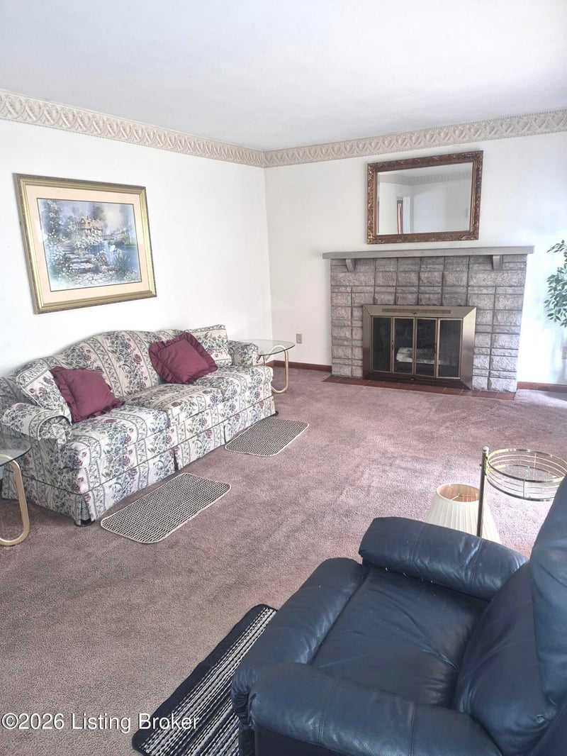 5812 Hornbeam Ln, Louisville, KY 40258