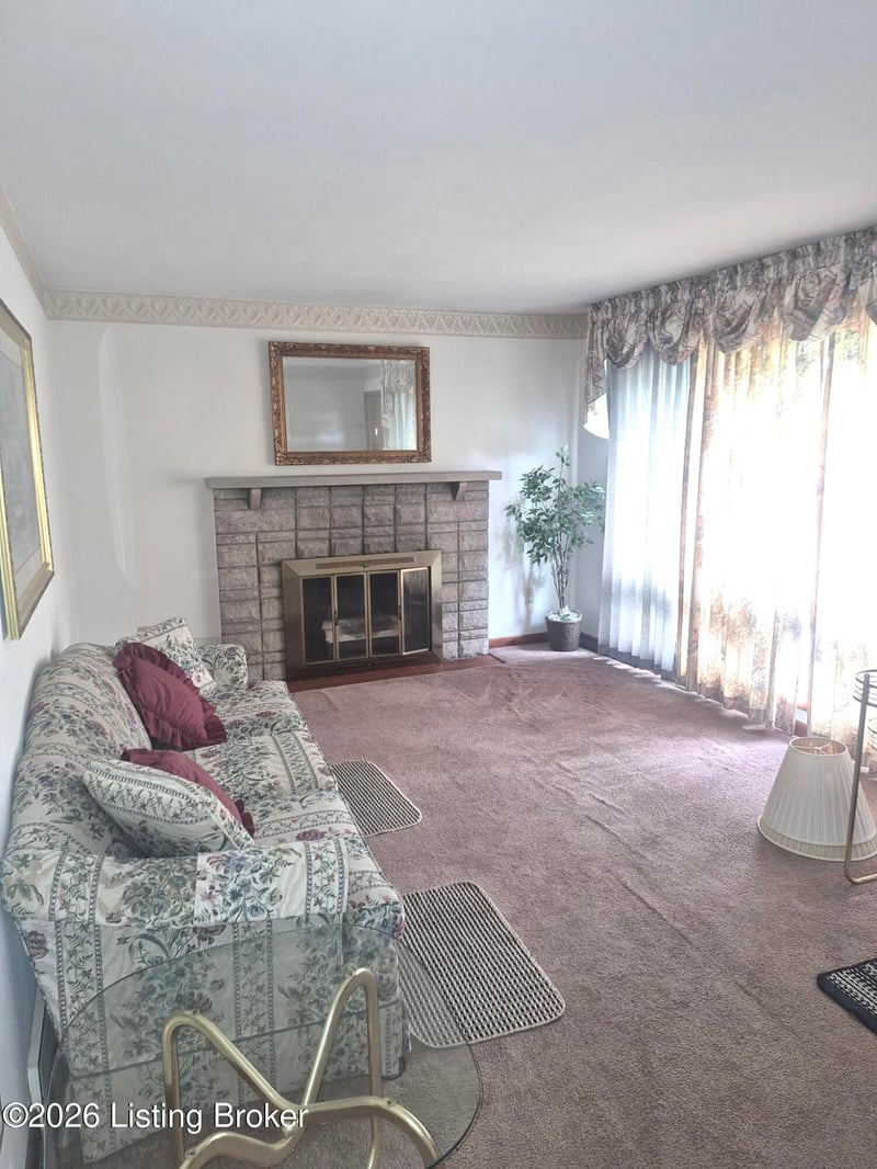 5812 Hornbeam Ln, Louisville, KY 40258