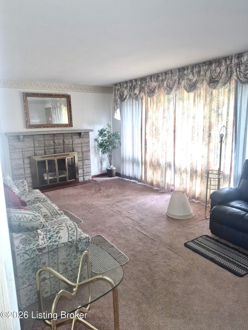 5812 Hornbeam Ln, Louisville, KY 40258