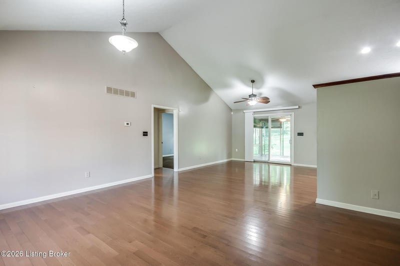 5902 Briscoe Ln, Louisville, KY 40228