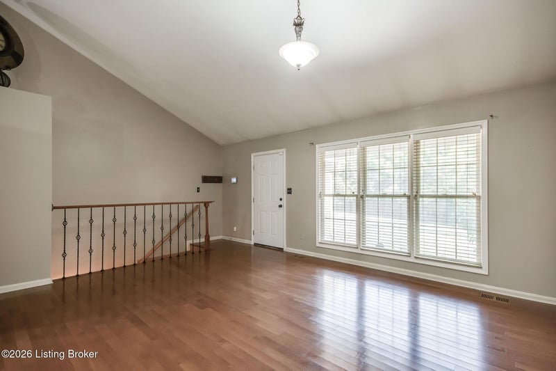 5902 Briscoe Ln, Louisville, KY 40228