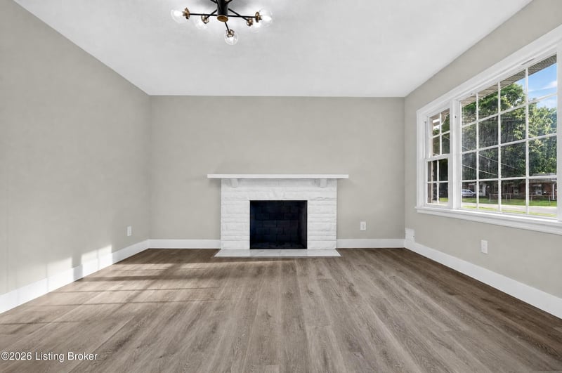 5904 Hood Rd, Louisville, KY 40213